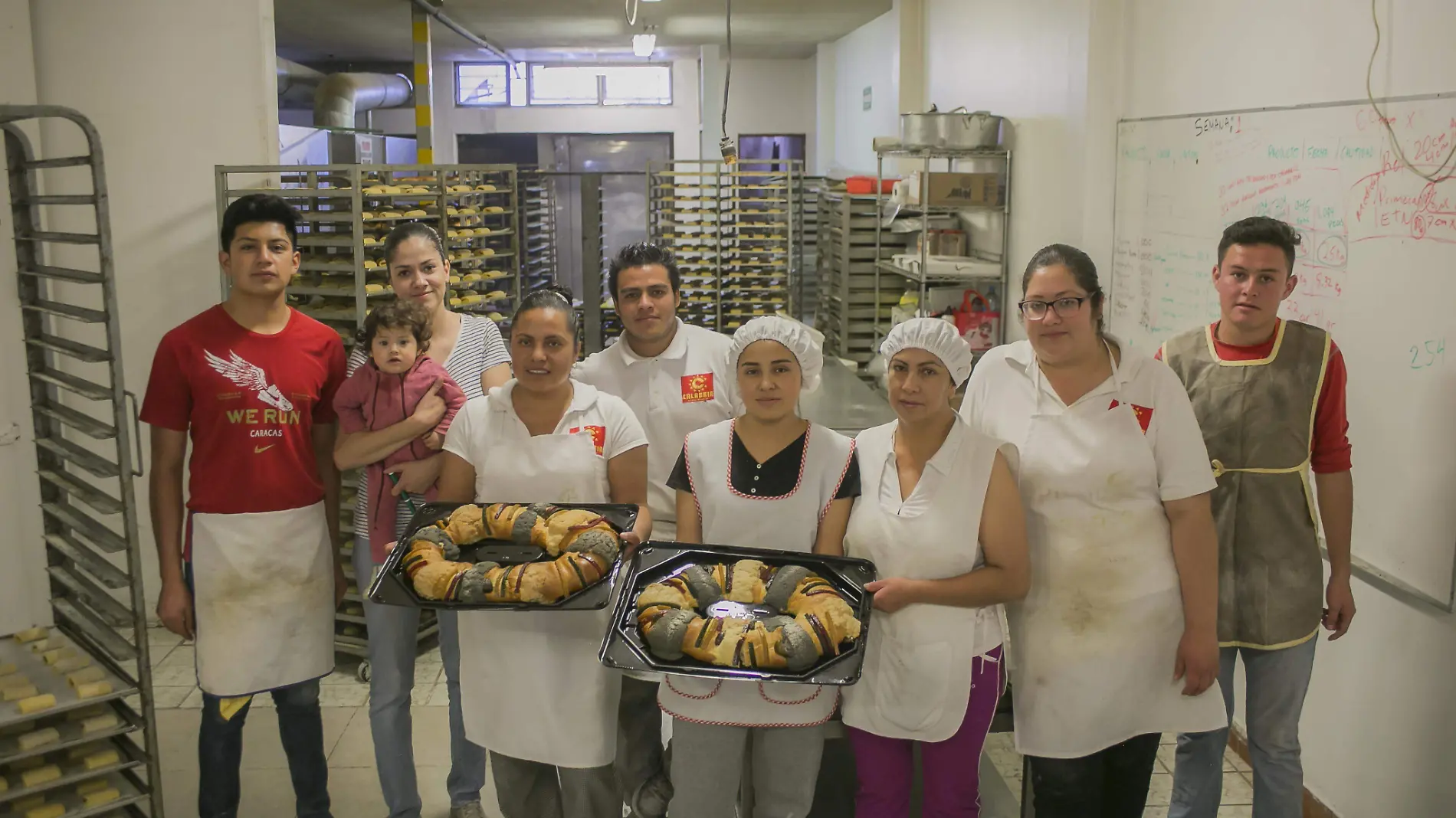 Panaderos se enfrentan a varias horas de trabajo para las deliciosas roscas. Foto César Ortiz.  El Sol de San Juan del Río.